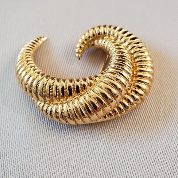 Vintage Monet Modernist Overlay Swirl Gold Tone Brooch - Picture 4 of 10